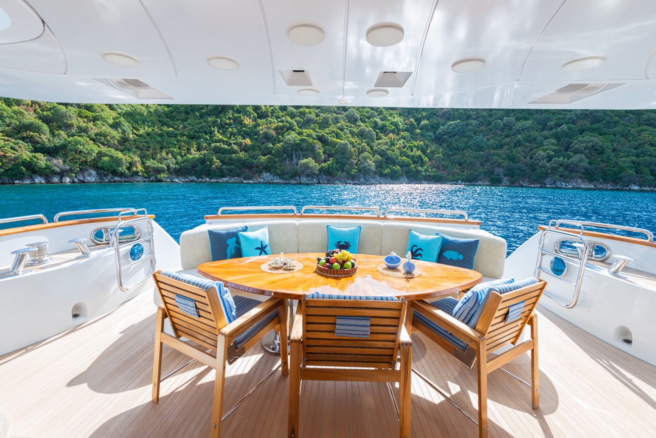 207 Main deck aft dining.jpg