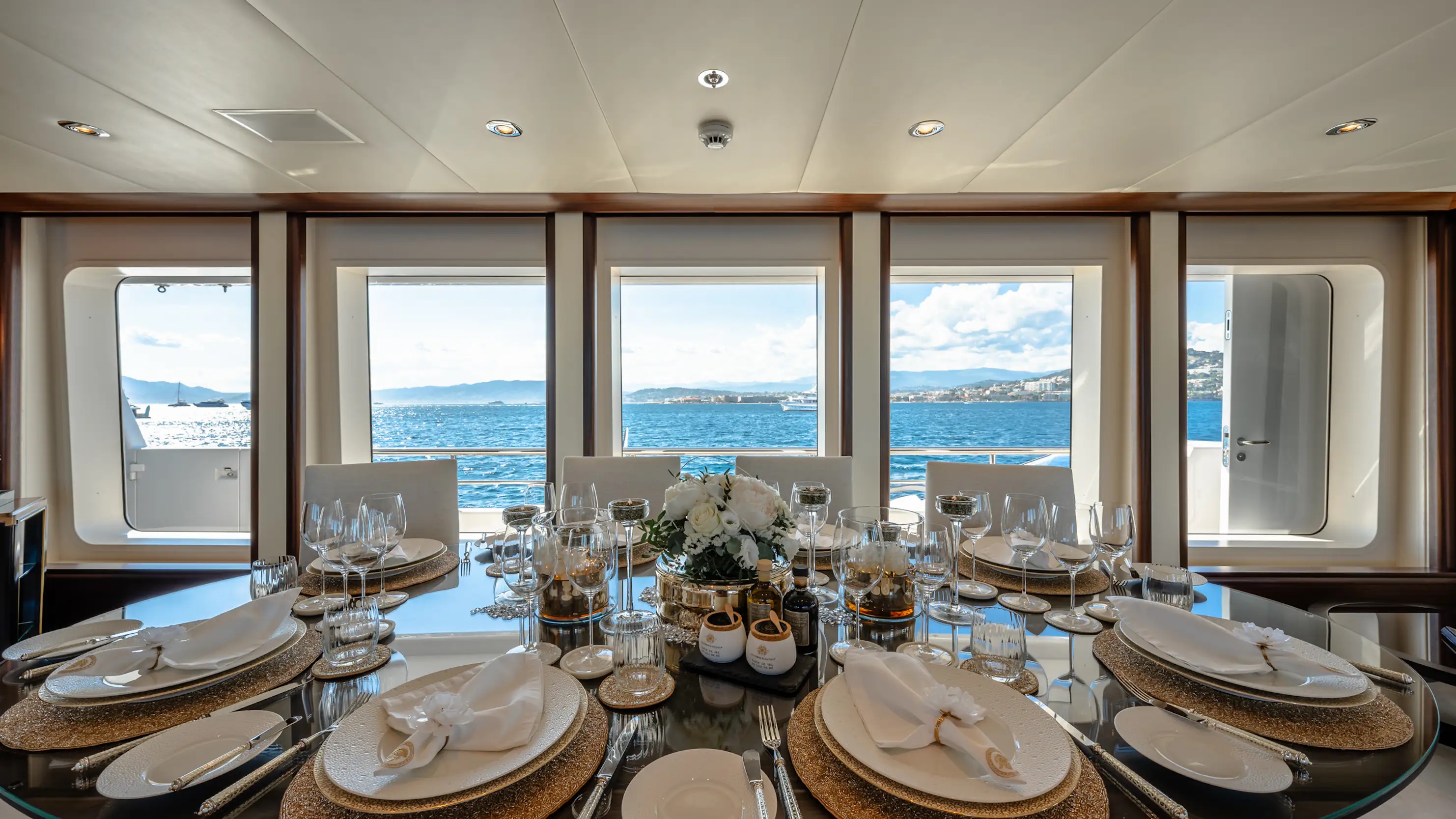302 Formal dining on Main deck.jpg