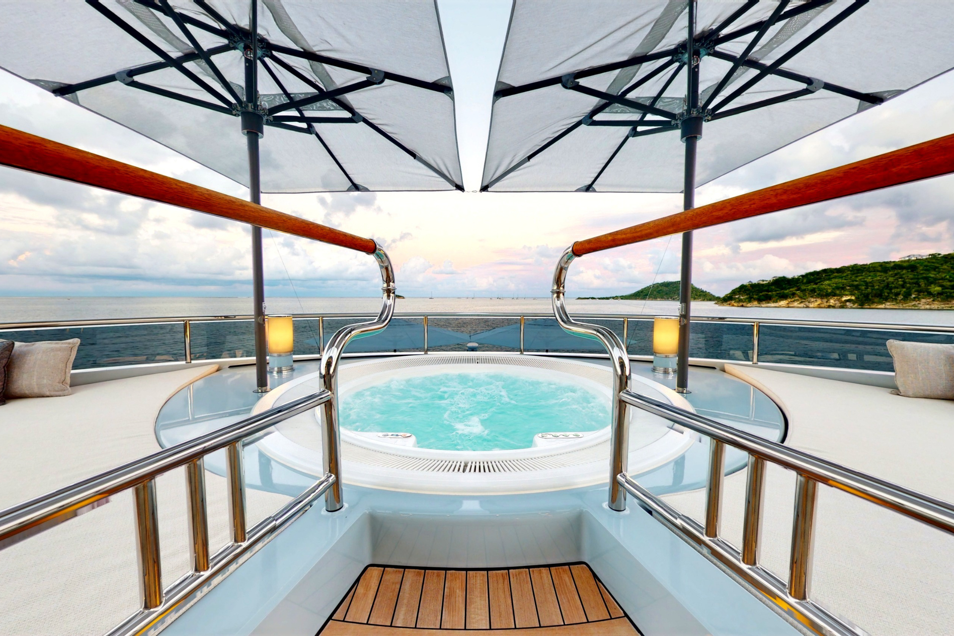 37 Sun Deck-Jacuzzi.jpg