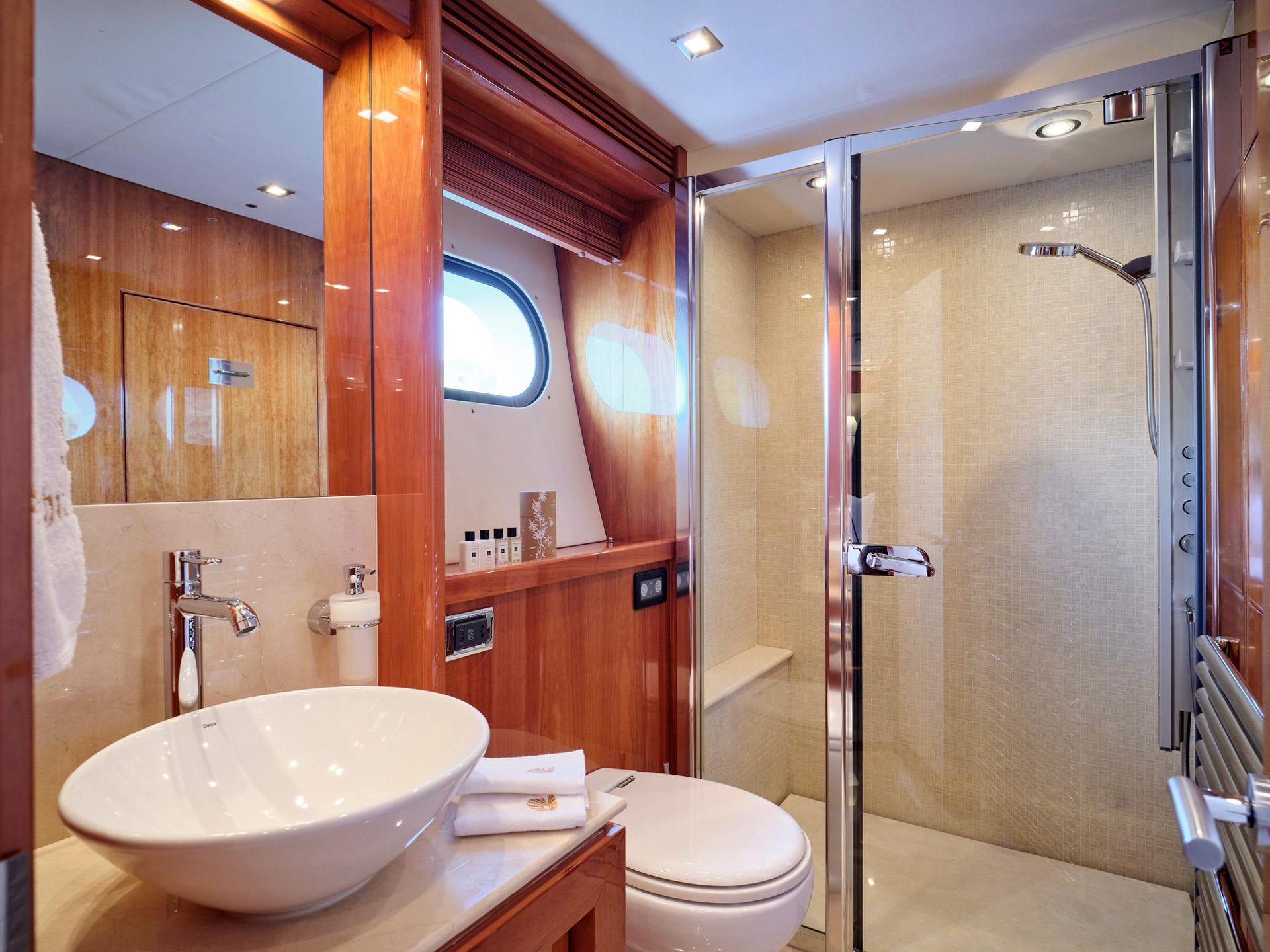 4.10 Ensuite bathroom.jpg