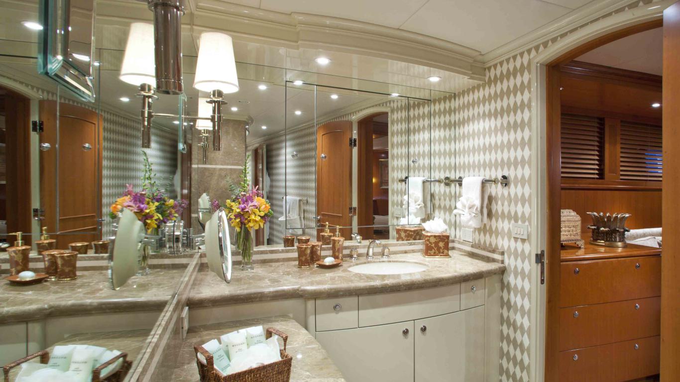 402 Master suite ensuite.jpg