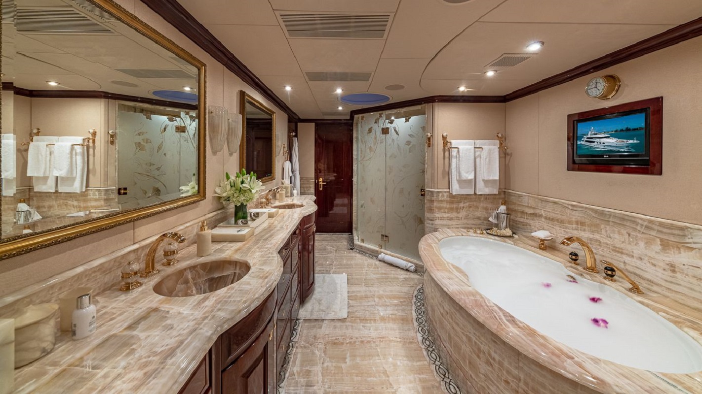 404 Master ensuite.jpg