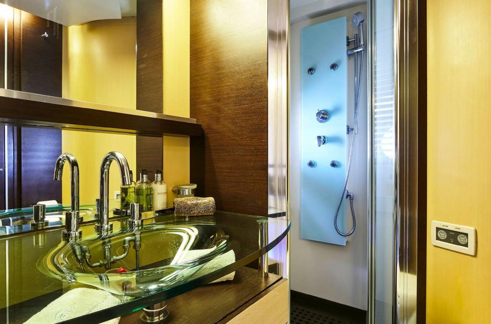 407 Twin suite ensuite.jpg