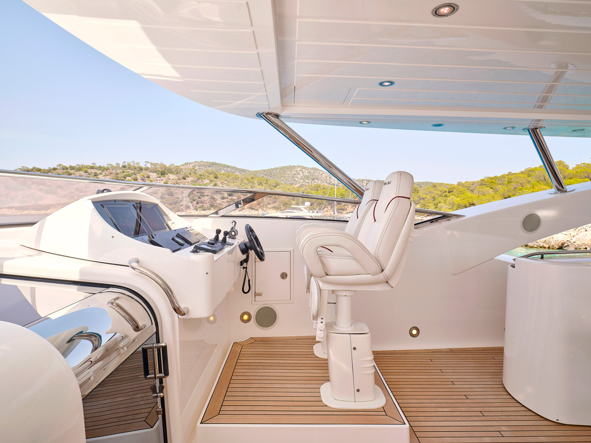 5.0 Flybridge helm controls.jpg