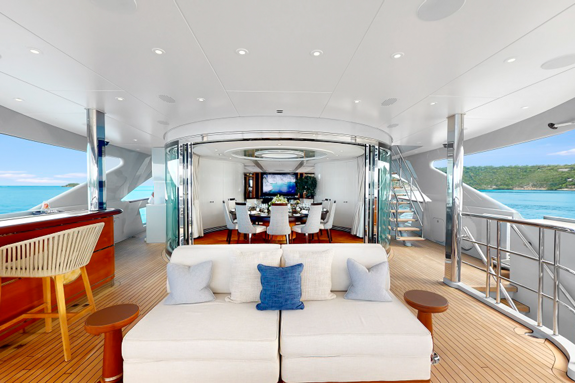51 Deck Dining Area.jpg