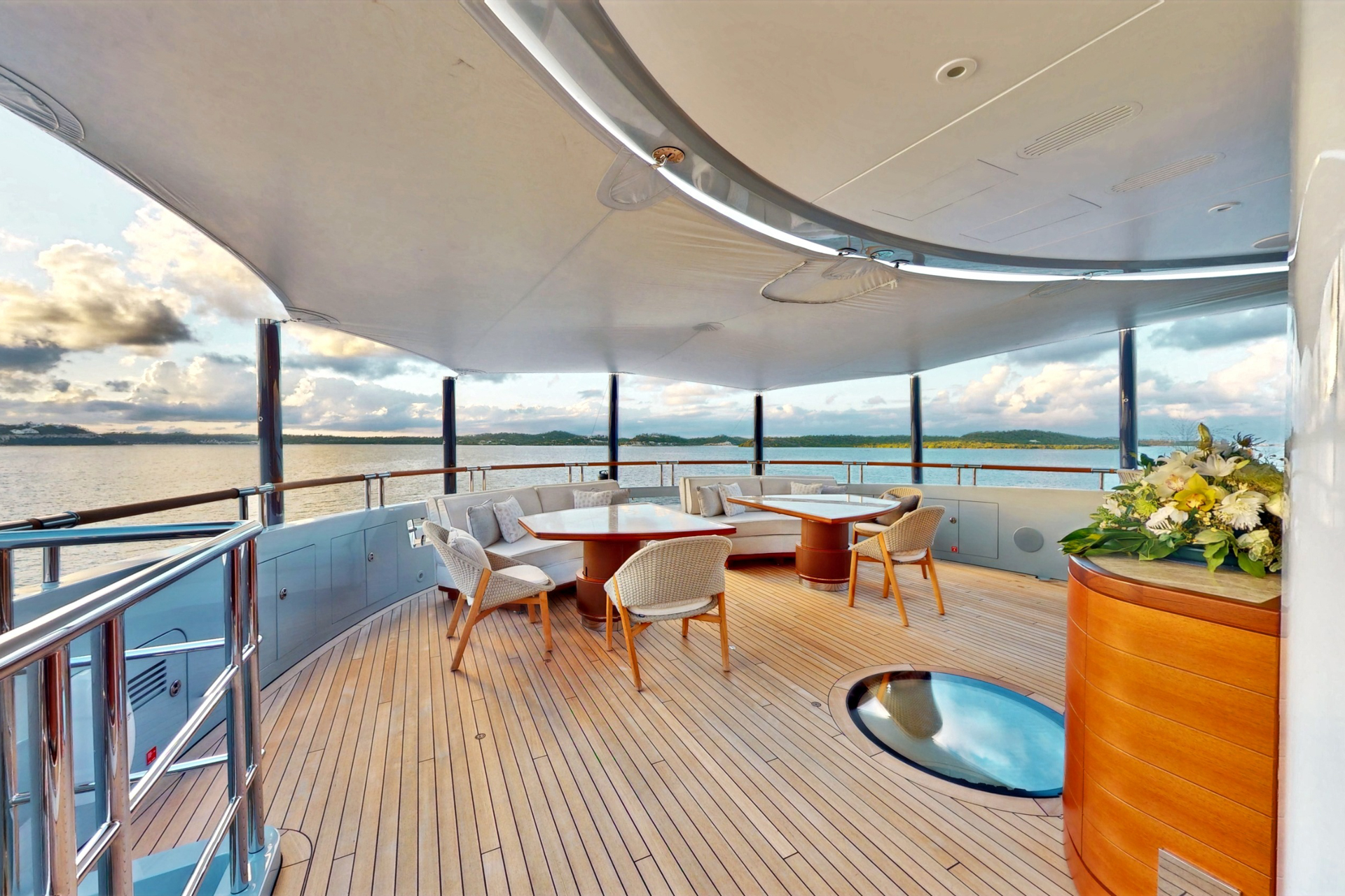 51 Deck Dining aft.jpg