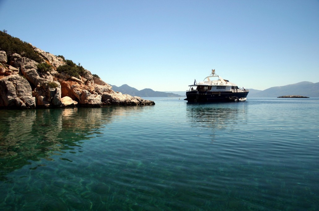Admiral yacht OH QUE LUNA - Moored.jpg