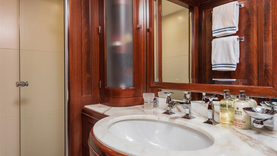 Bathroom 0596.jpg