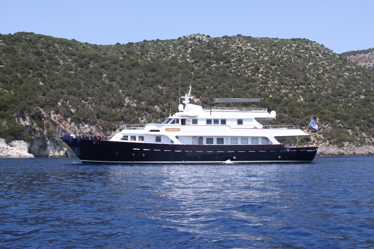 Classic motor yacht HAPPY DAY.jpg