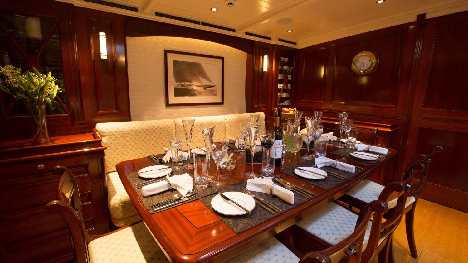 Dining table  00002.jpg