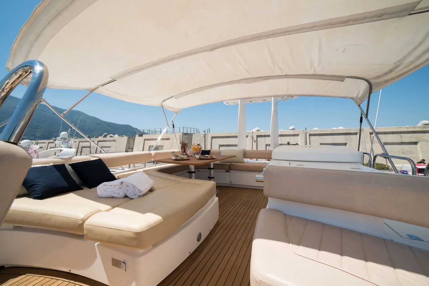 Exterior Relaxation Area With Dining 01.jpg