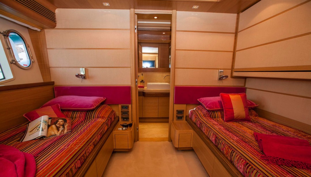 FERRETTI - 97 CUSTOM LINE 7.jpg