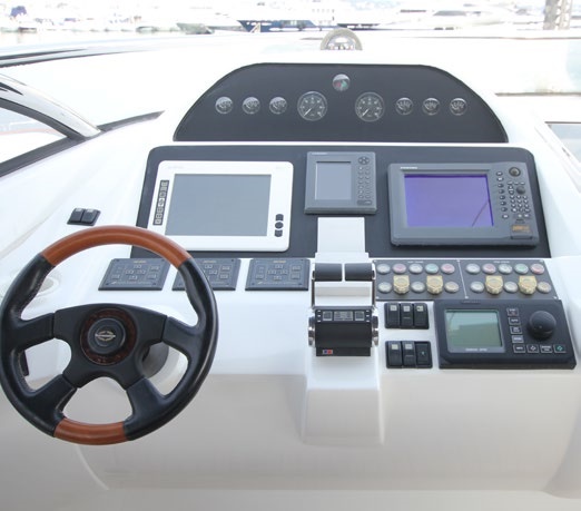 Flybridge helm.jpg