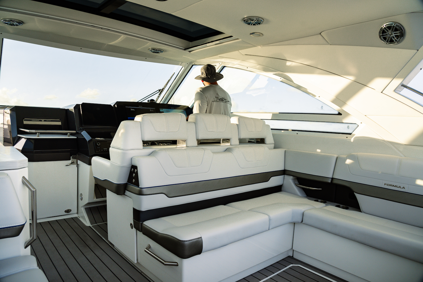 Formula 400 Super Sport Crossover Tender Interior - Photo Credit Ocean Air Media.jpg
