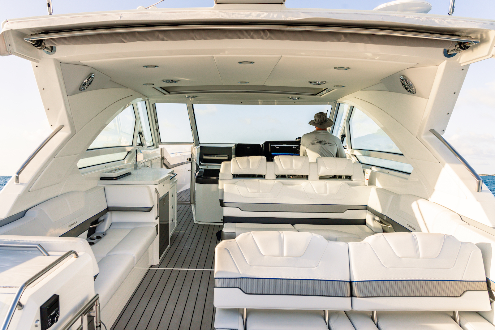 Formula 400 Super Sport Crossover Tender Seating - Photo credit Ocean Air Media.jpg