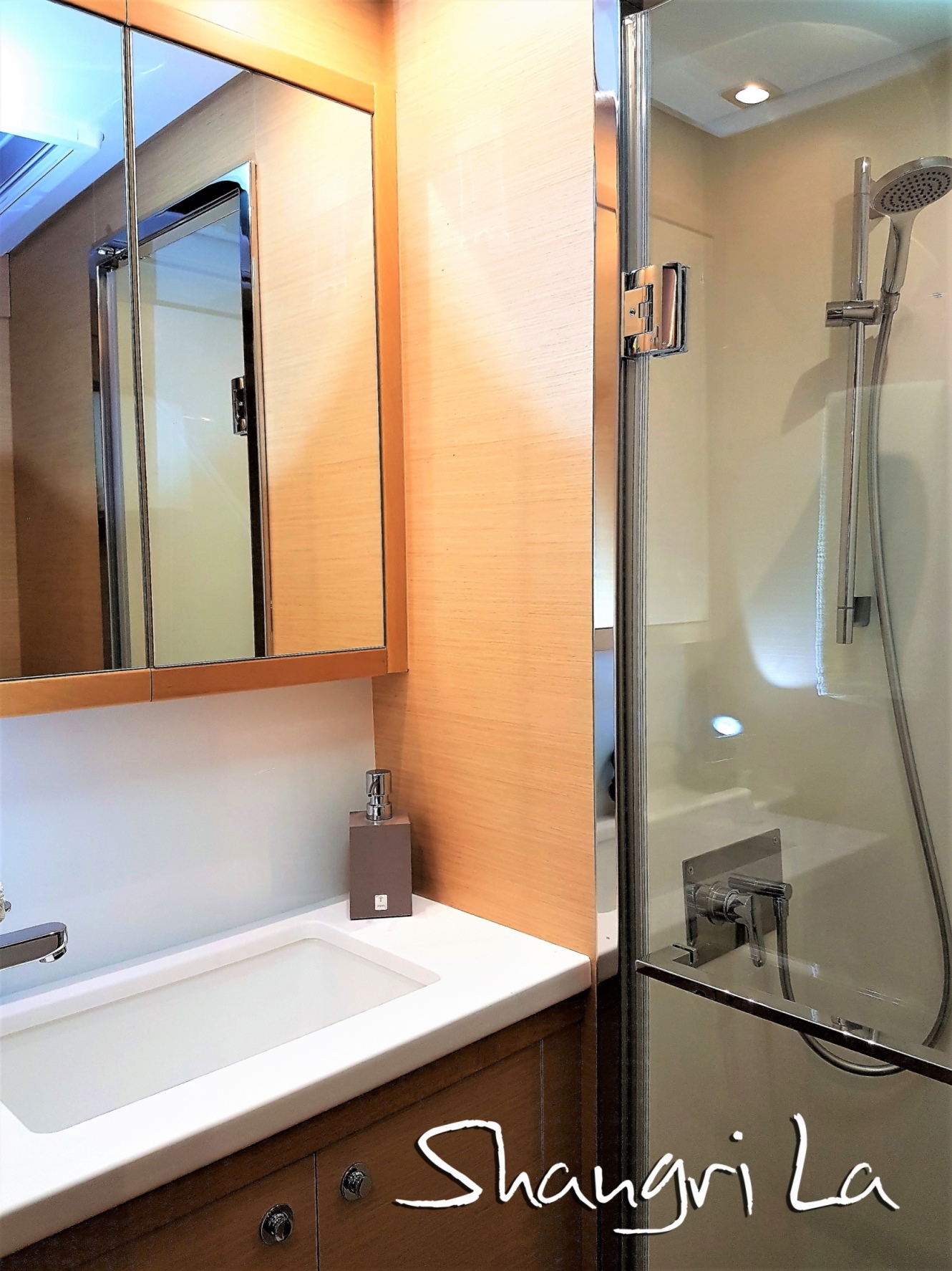 ForwardCabin-Shower.jpg