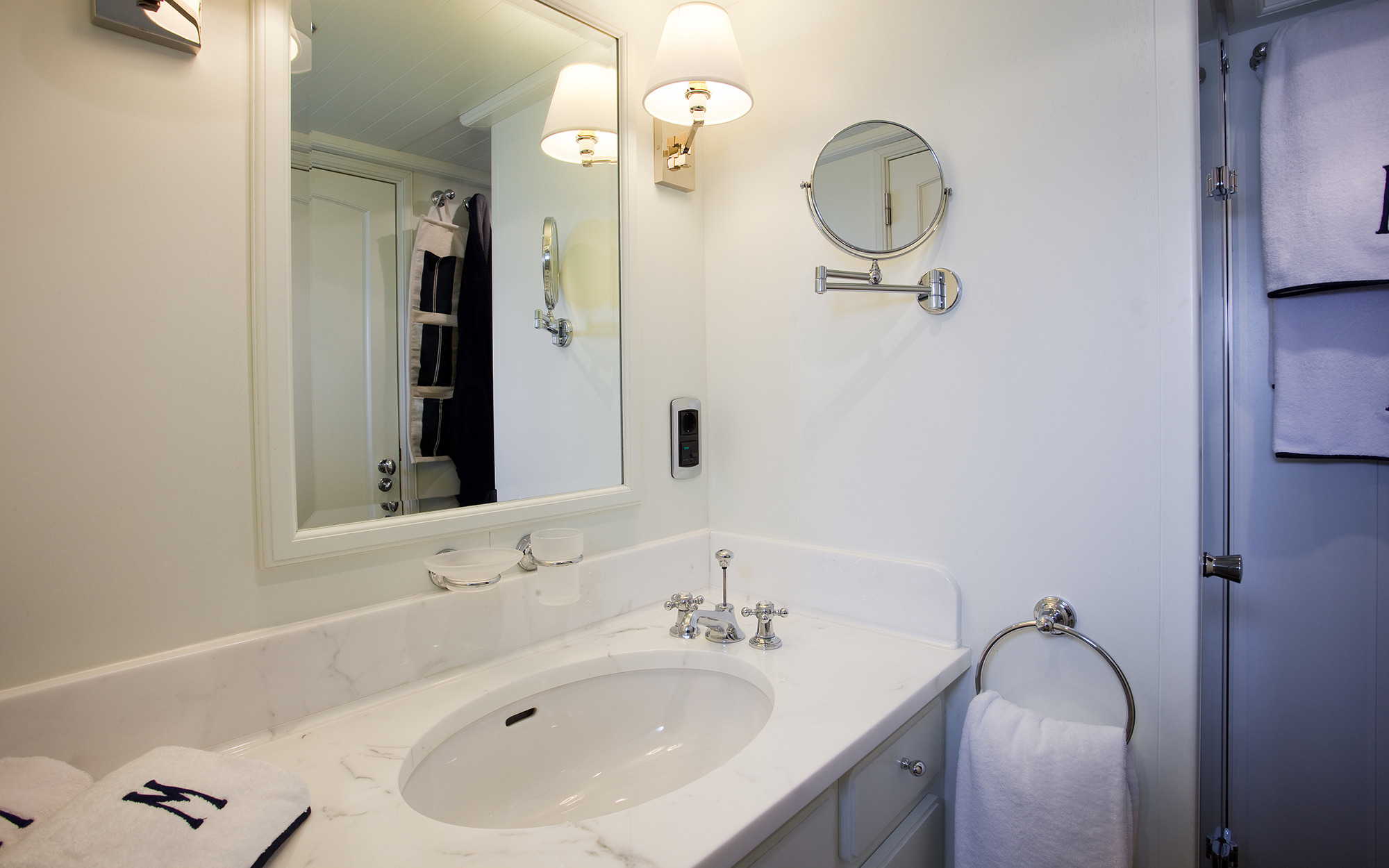 Guest ensuite.jpg