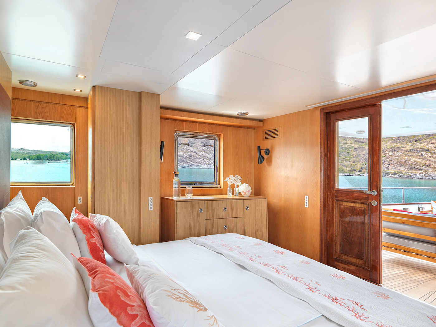 HAPPY DAY MASTER CABIN UPPER DECK WITH TERRACE.jpg