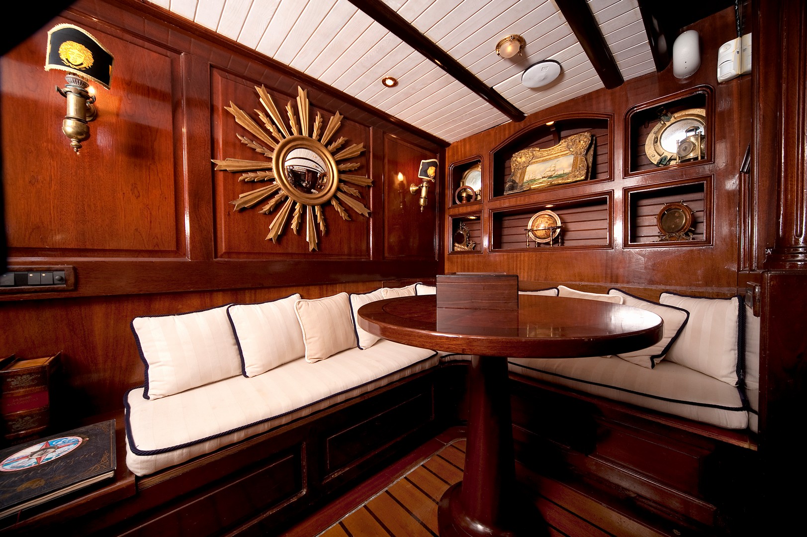 Interior saloon.jpg