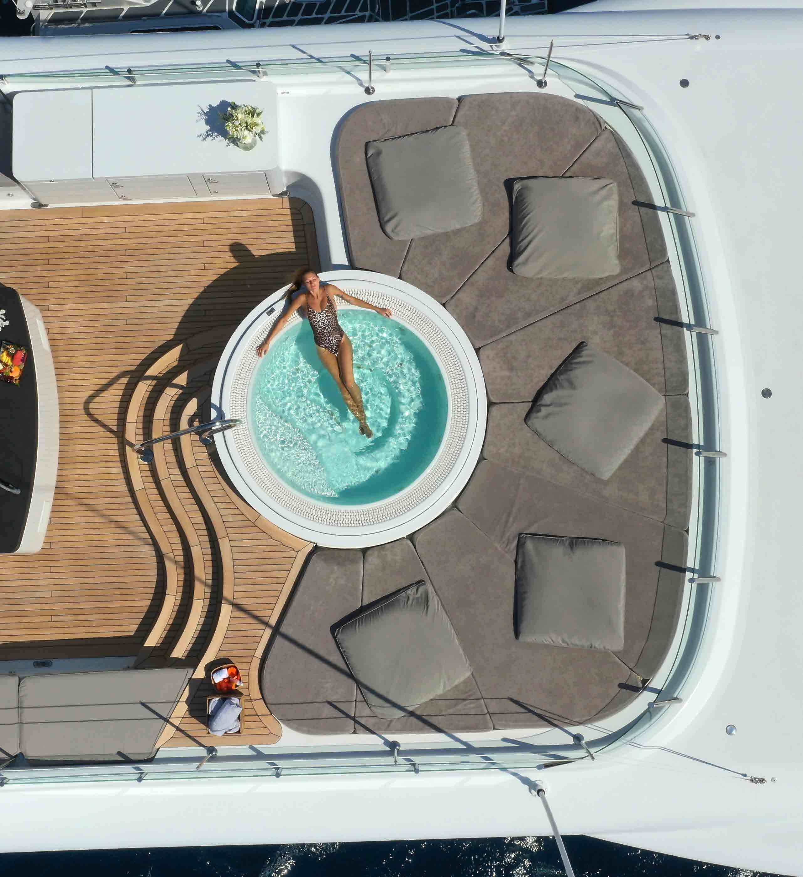 Jacuzzi with sunpads.png