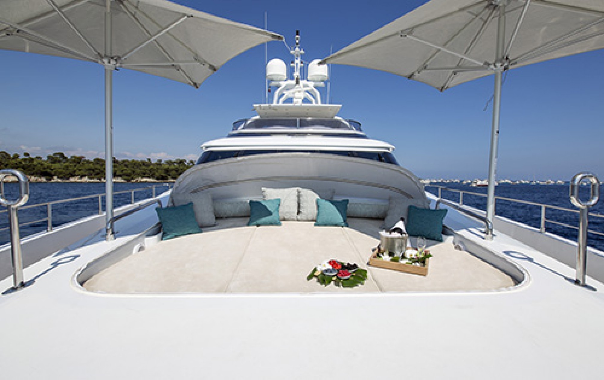 MANIFIQ-yacht-charter-lounge.jpg