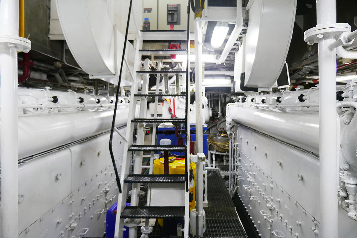 MENORCA yacht engine room  - Photo credit Mare e Terra.jpg