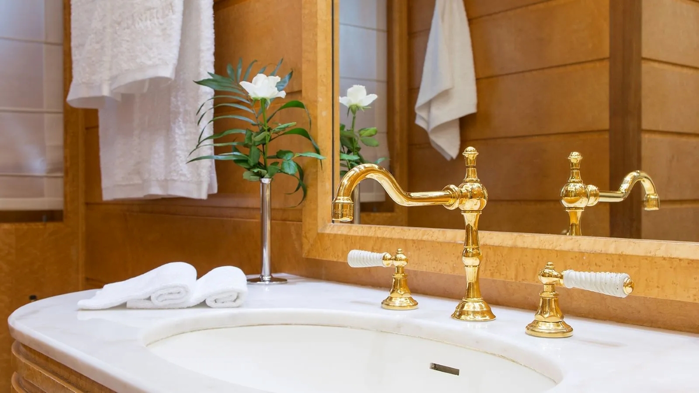 Master Bathroom 01.jpg