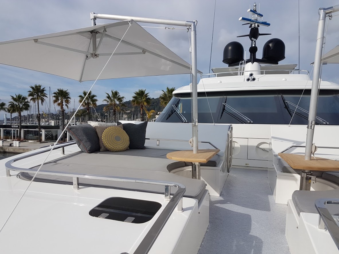 Portuguese seating on bow.jpg
