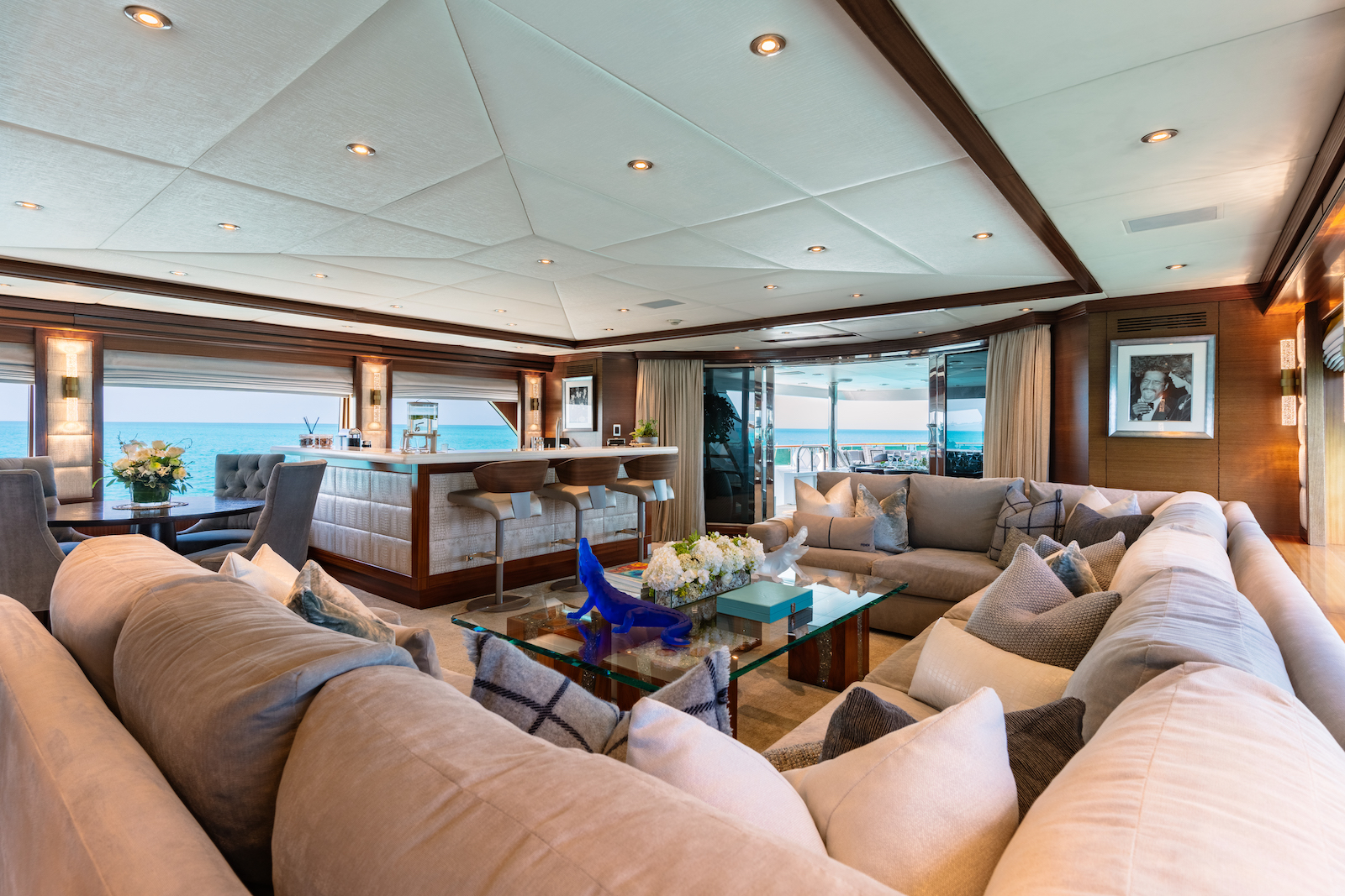 Sky lounge facing Aft - Photo credit Ocean Air Media.jpg