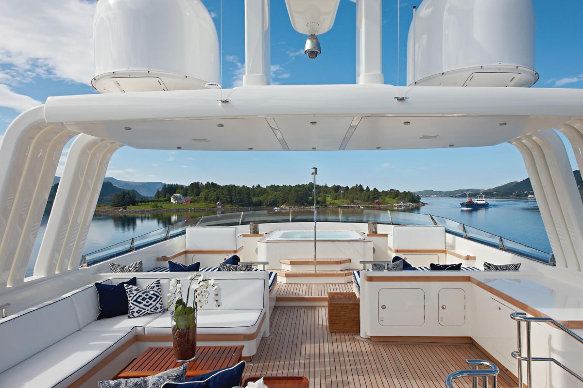 Sundeck seating with jacuzzi.jpg