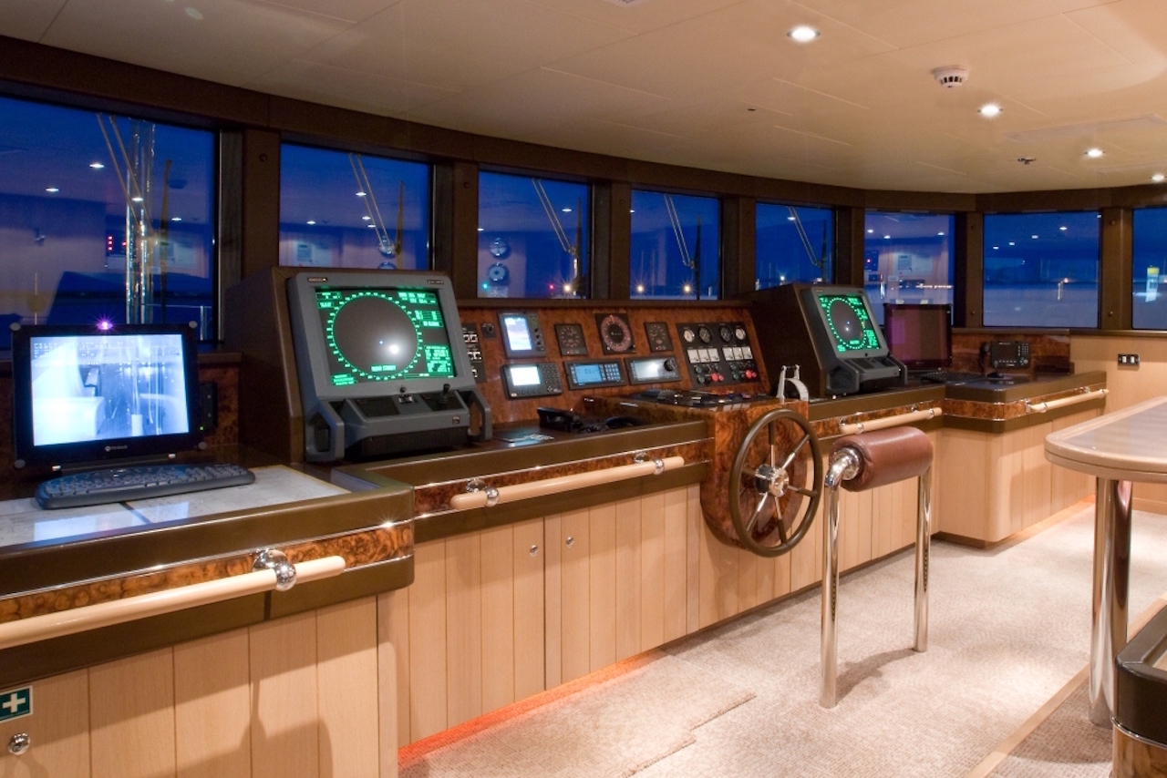 Superyacht MALIBU - Bridge.jpg