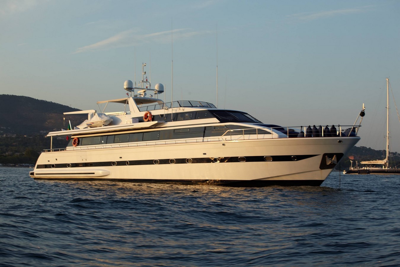 Versilcraft yacht QUEEN SOUTH - Starboard view.jpg