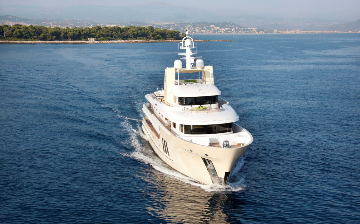 YAcht E&E by Vripack - bow profile 2.jpg