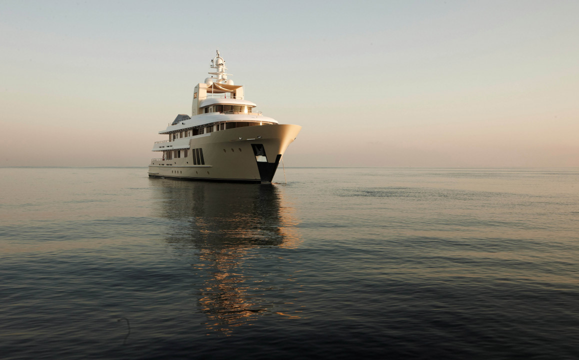 YAcht E&E by Vripack - bow profile.jpg