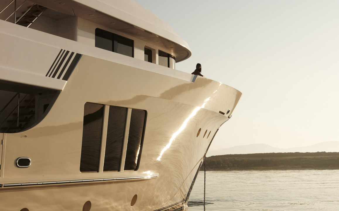 YAcht E&E by Vripack - profile with model 2.jpg