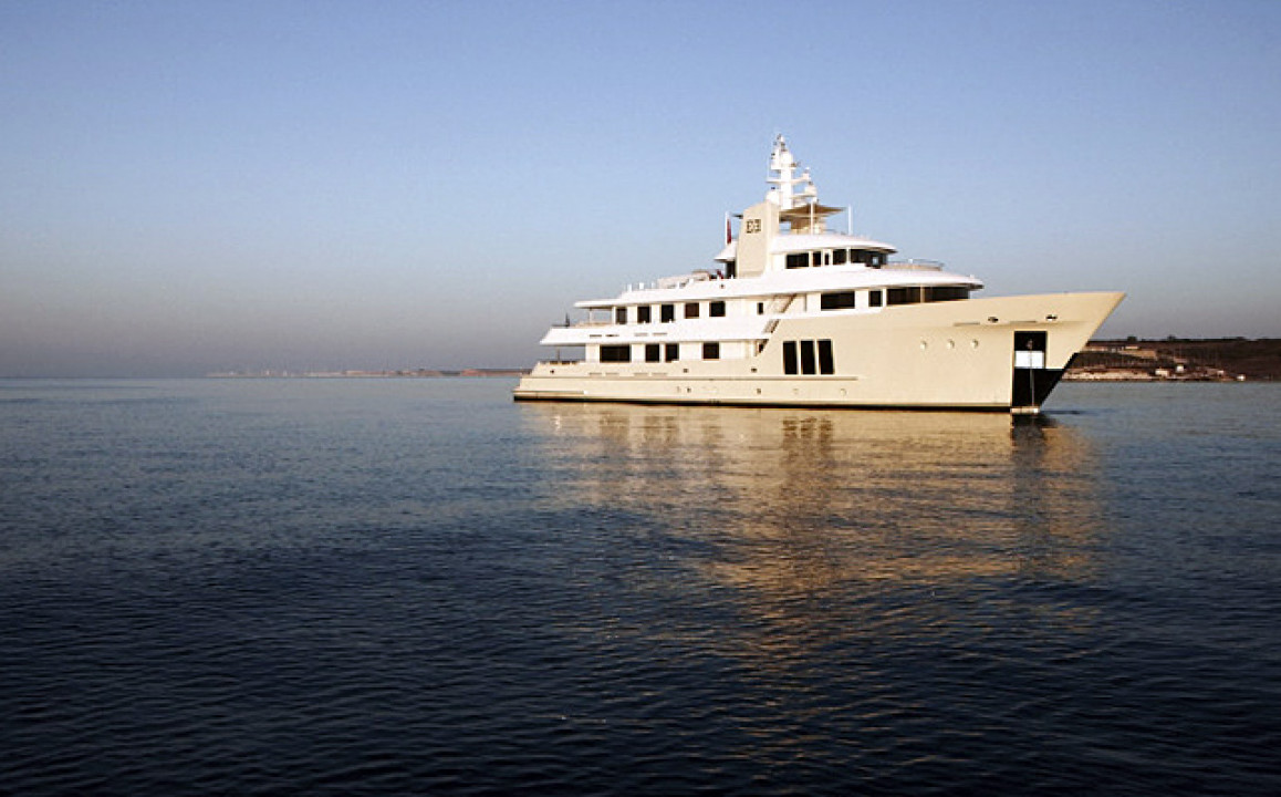 YAcht E&E by Vripack - starboard side anchored.jpg
