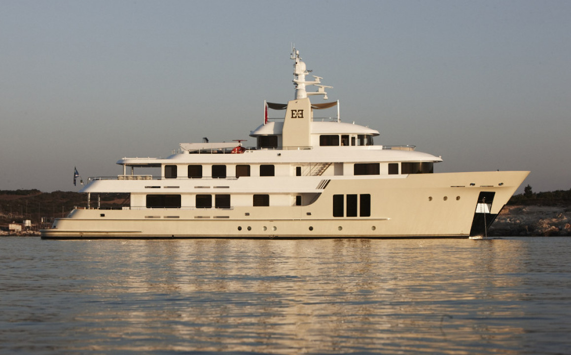 YAcht E&E by Vripack - starboard side profile.jpg