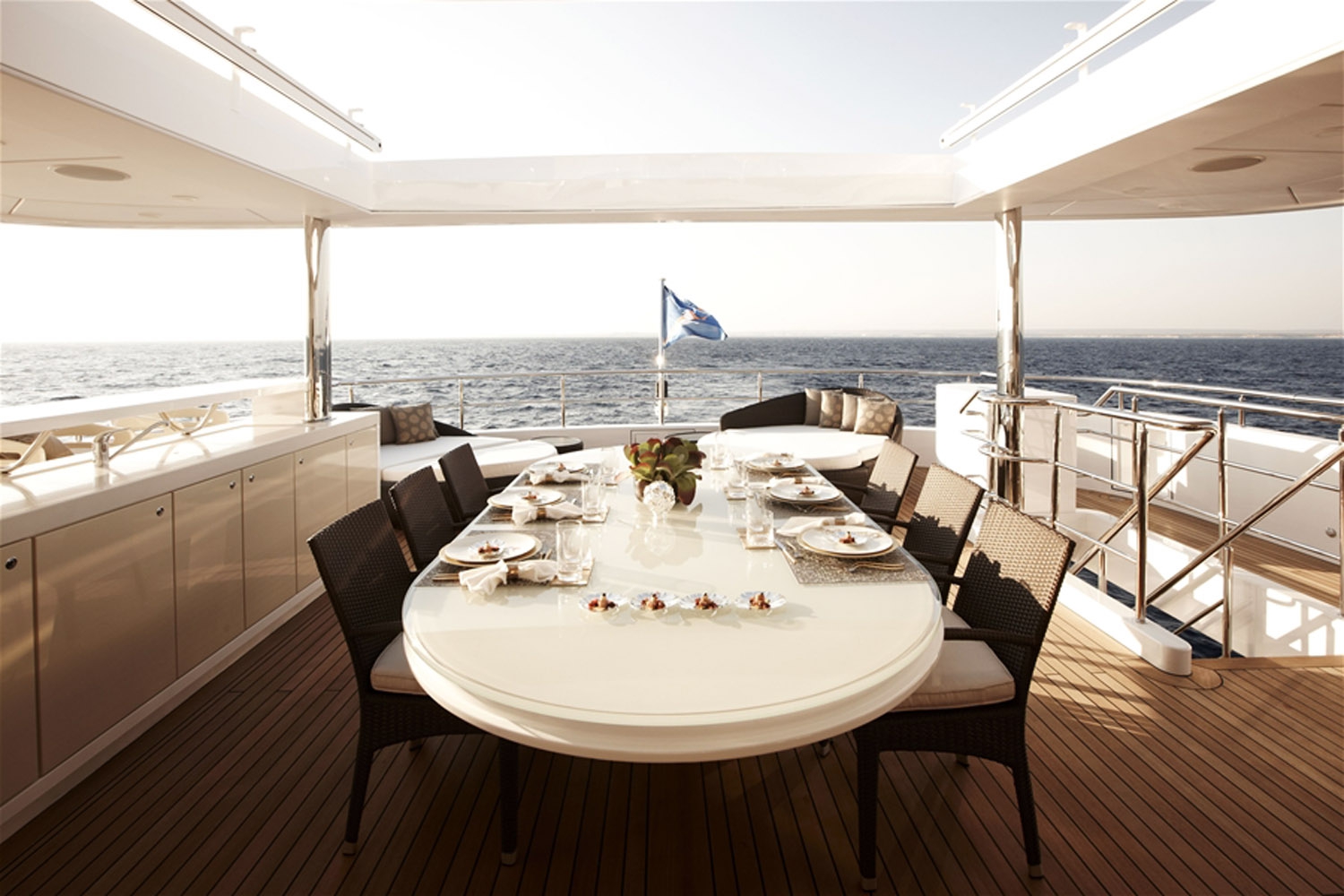 Yacht E&E by Vripack - sundeck alfresco.jpg