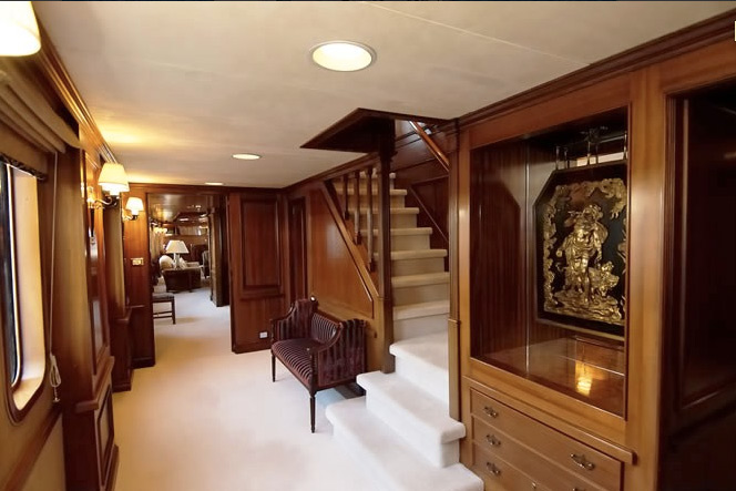 Yacht LADY K II - foyer.jpg