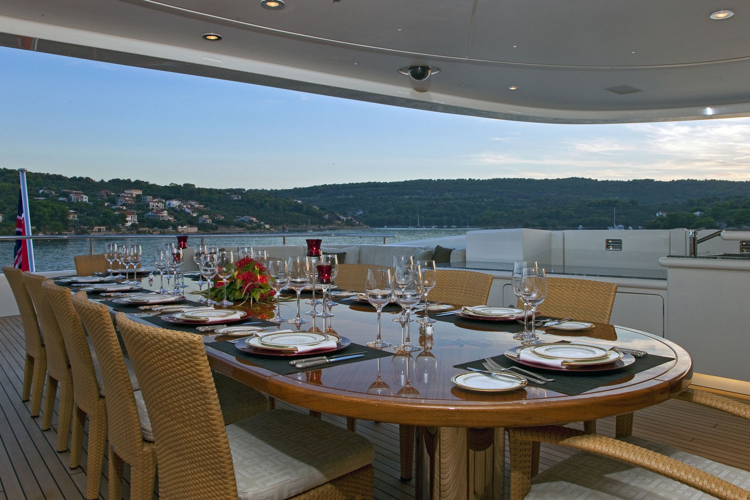 Yacht MARY JEAN II by ISA - Al freco dining.jpg