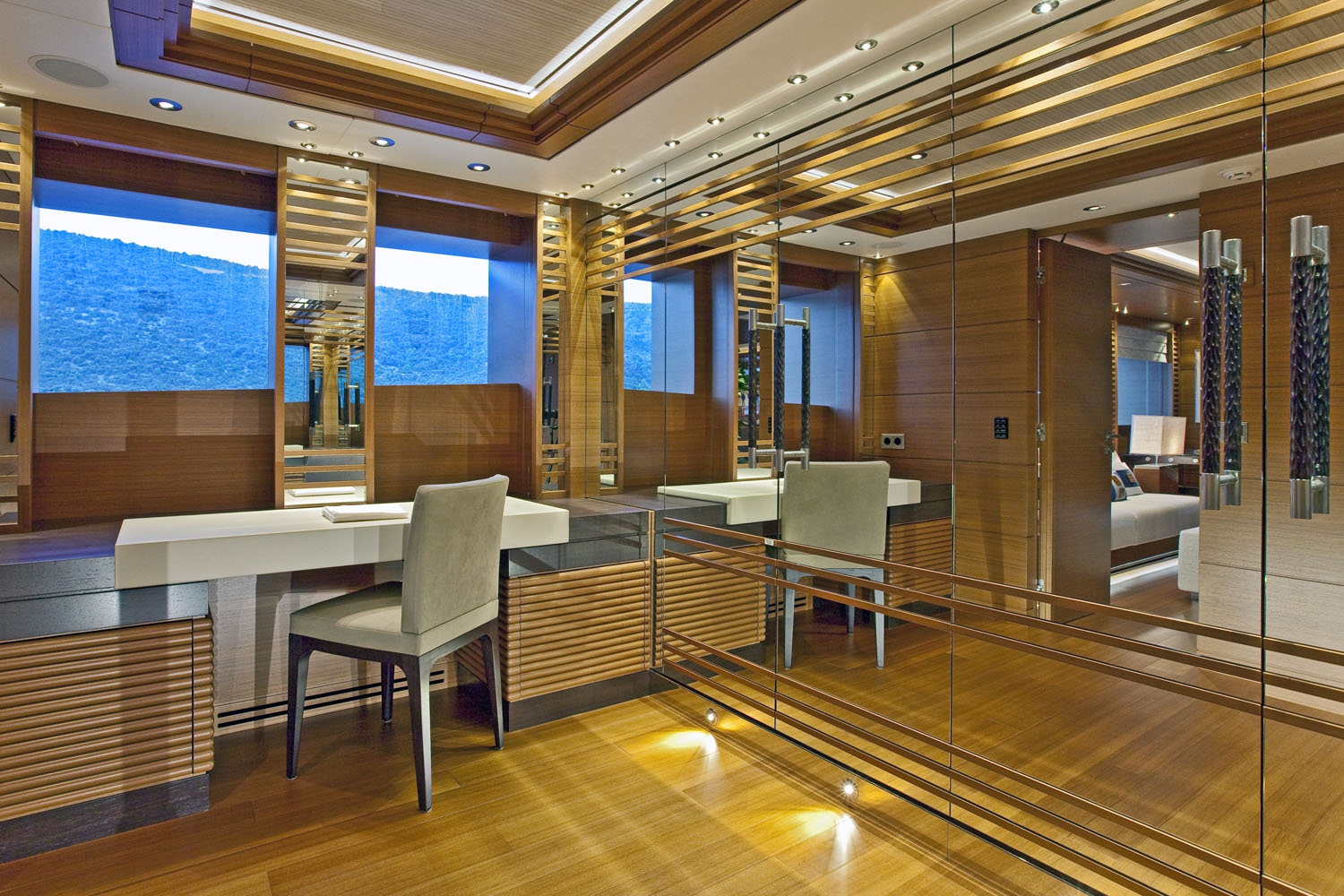Yacht MARY JEAN II by ISA - Master Desk.jpg