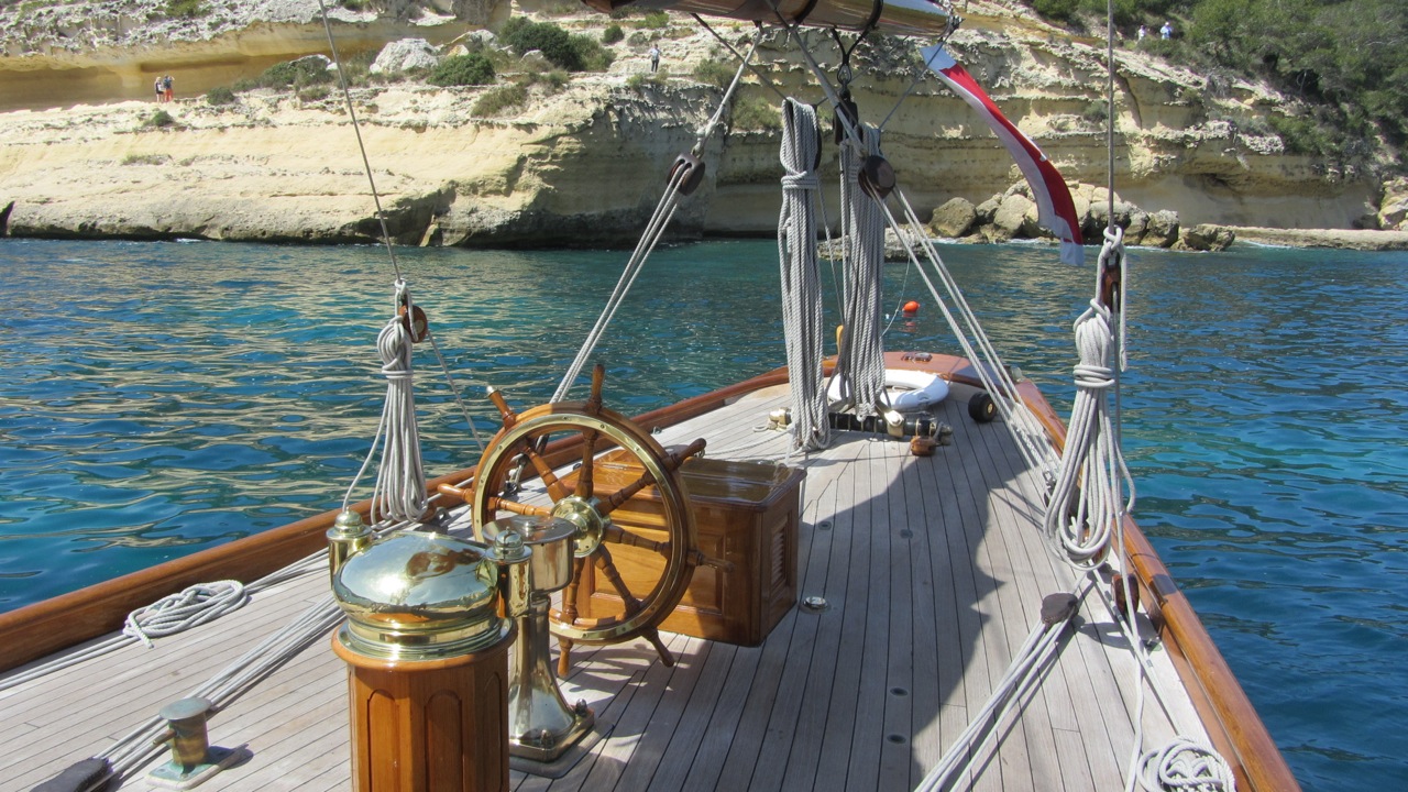 Yacht Moonbeam IV - aft 3.jpg