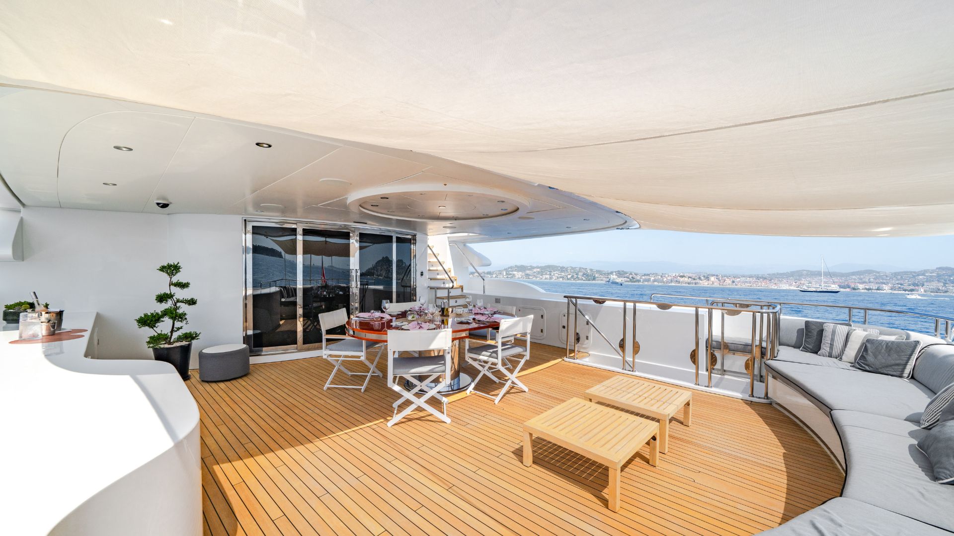 aft deck dining  area.jpg