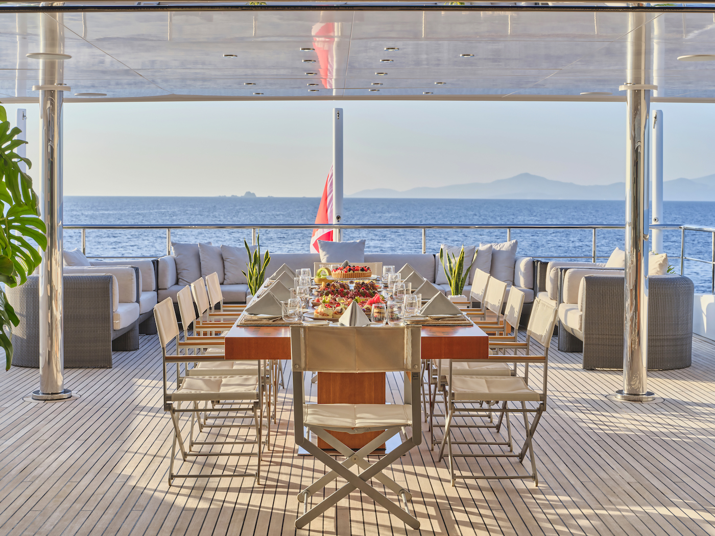 aft deck dining - Studio Reskos.jpg