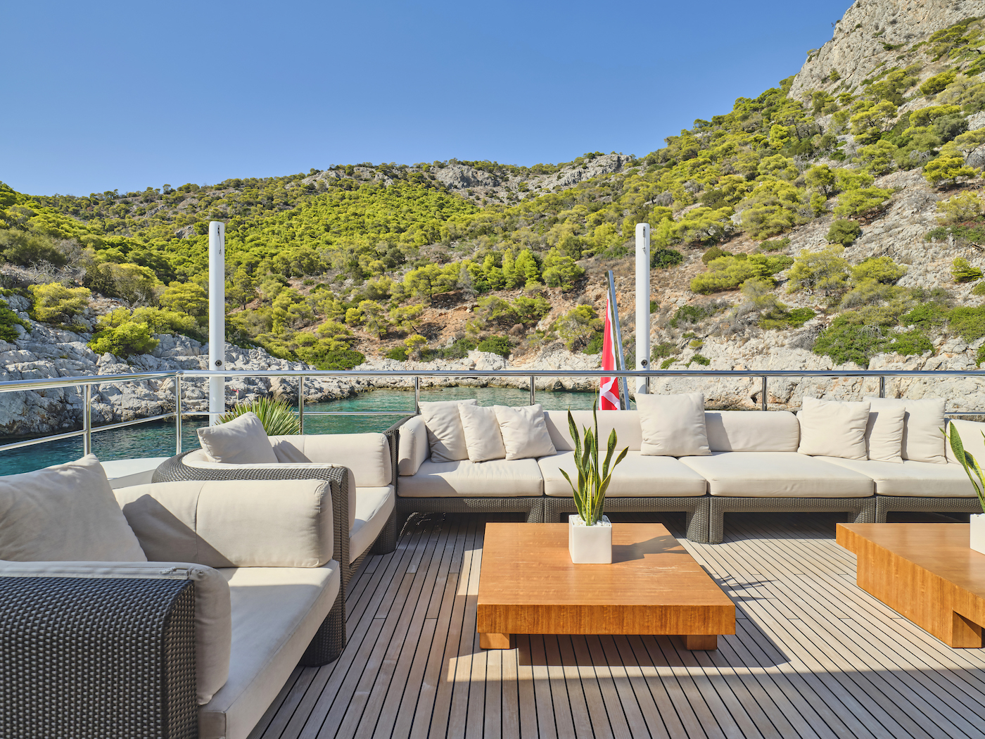aft deck seating - Photo Studio Reskos.jpg