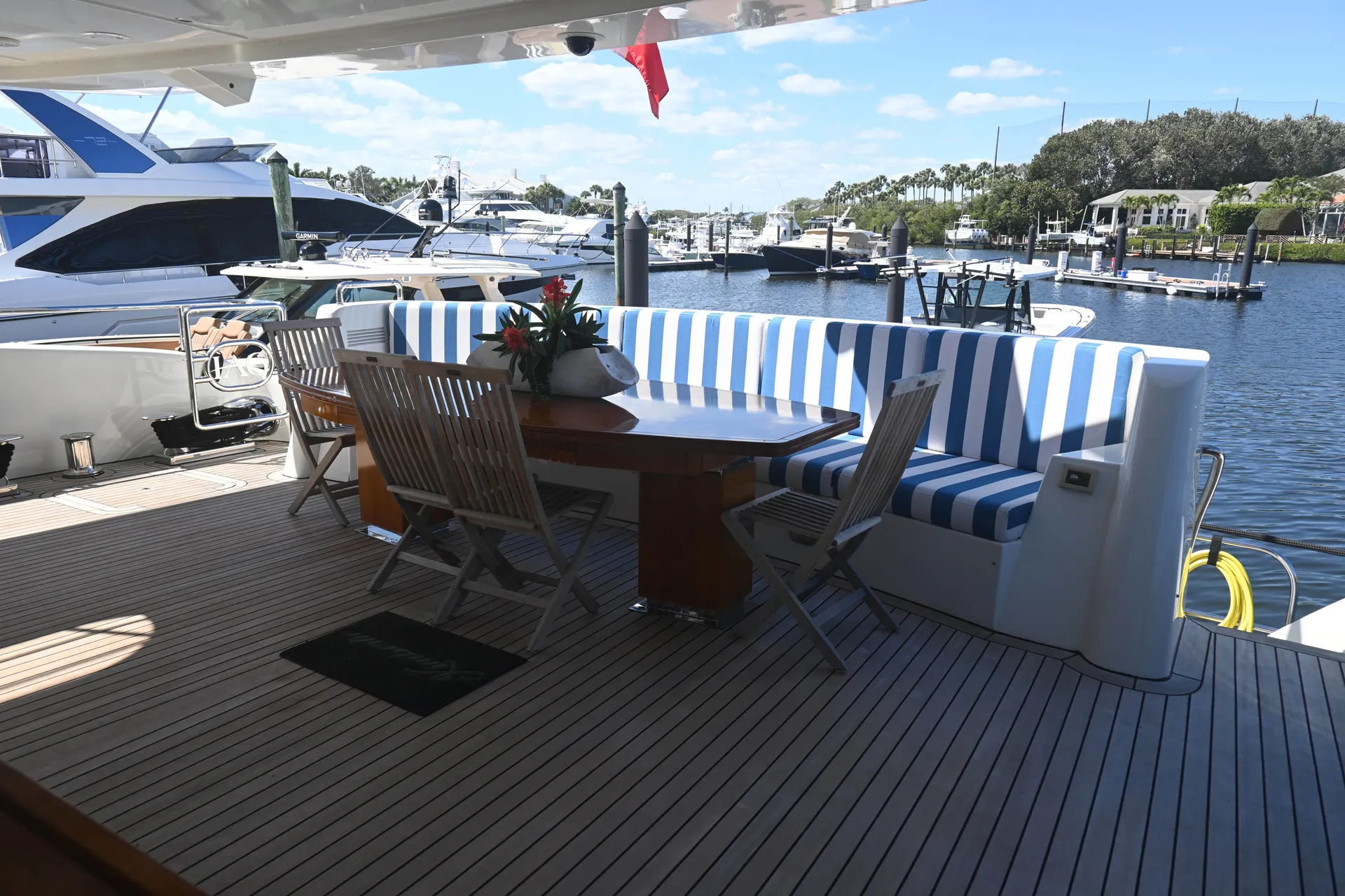 aft deck seating and dining area .png