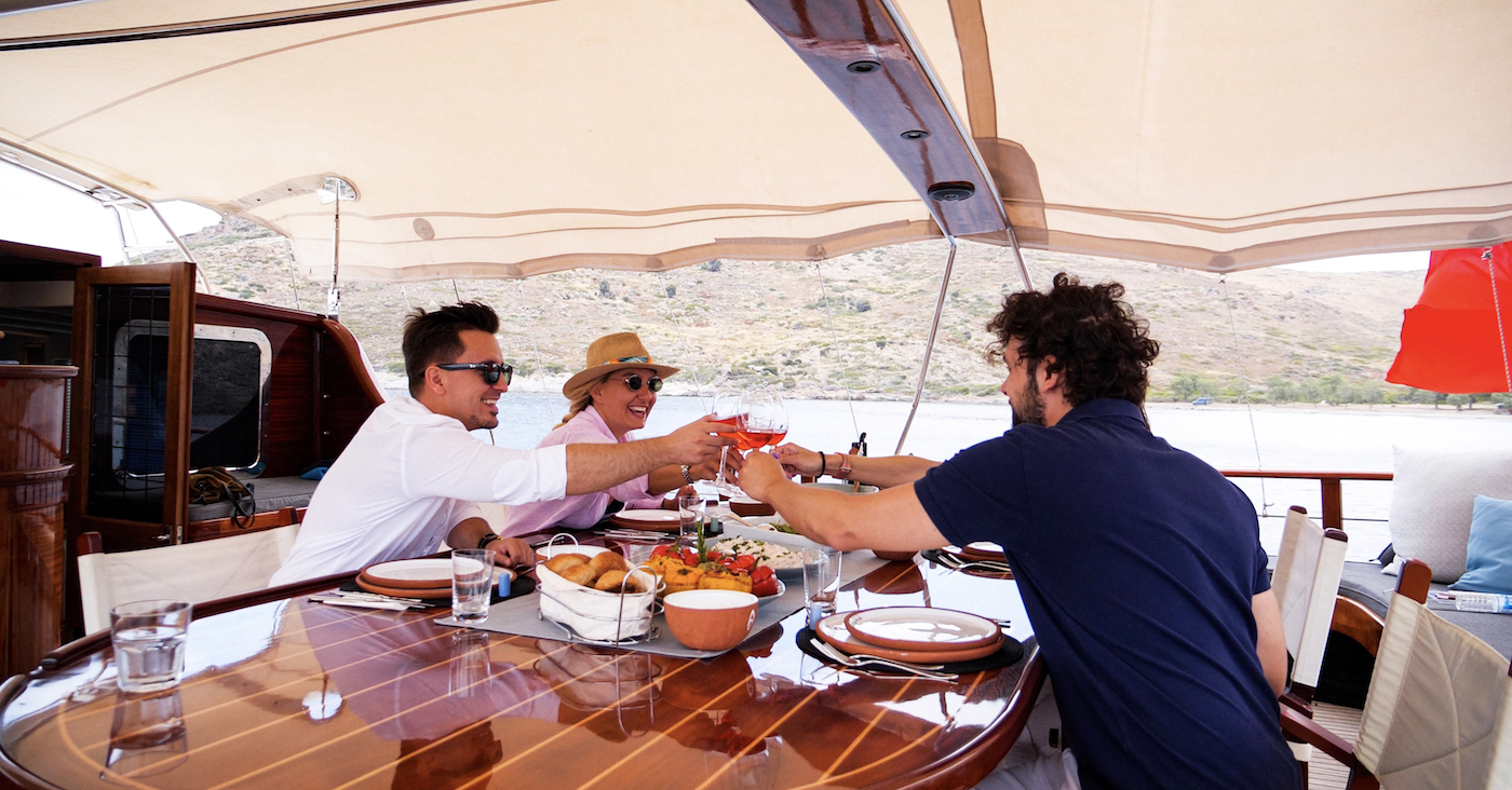 alfresco dining aboard yacht.jpg