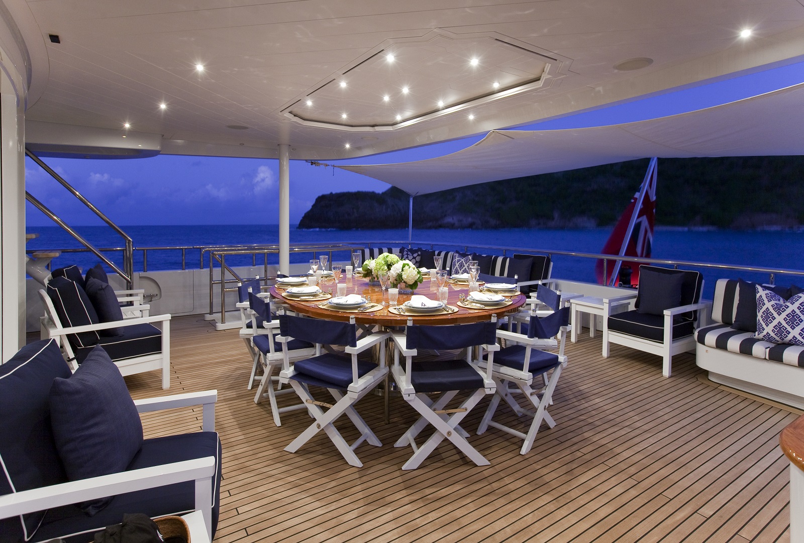 alfresco dining by night.jpg