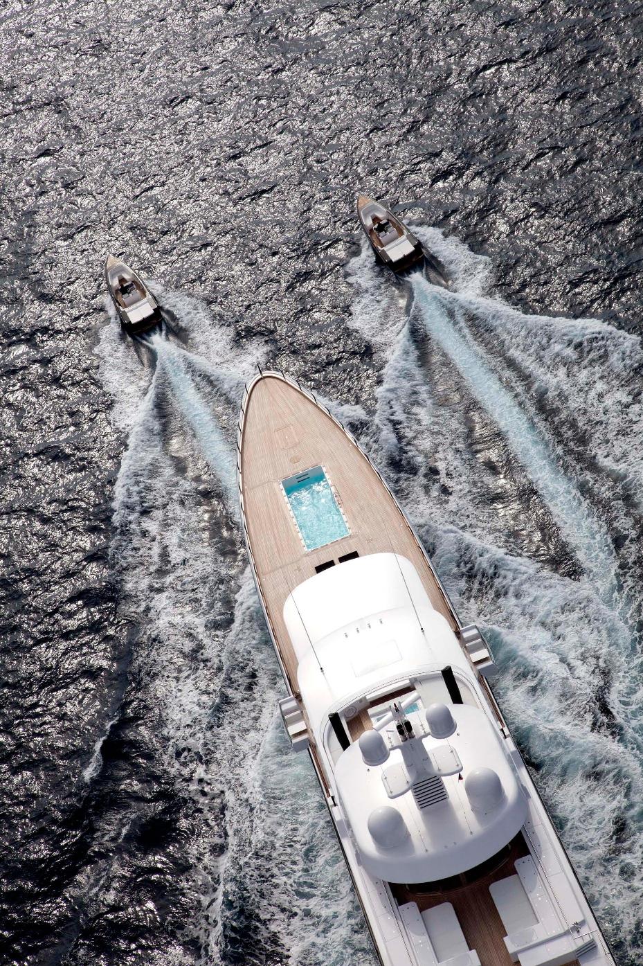 bow detail running with tenders .jpg