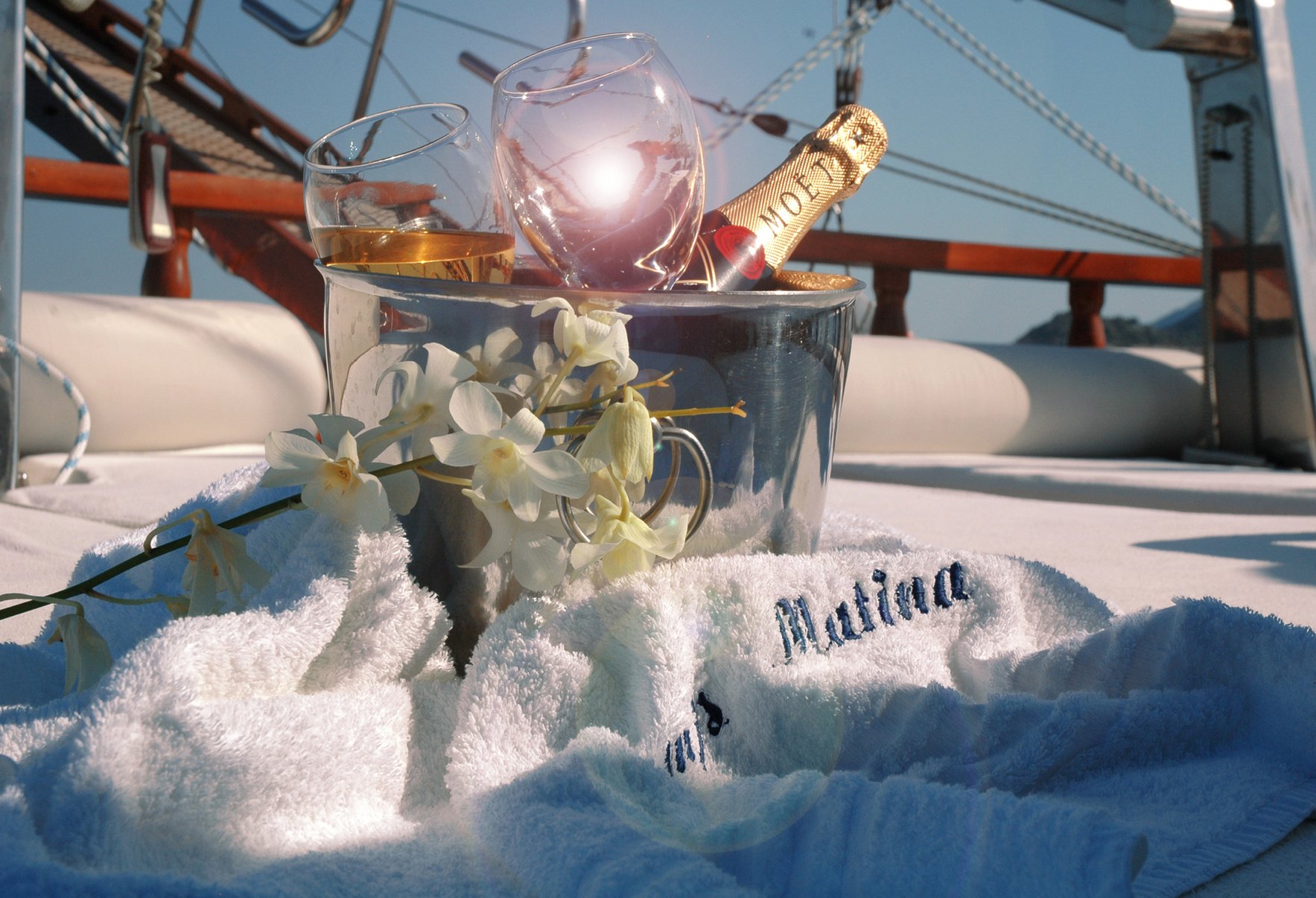 champagne-on-sundeck.jpg